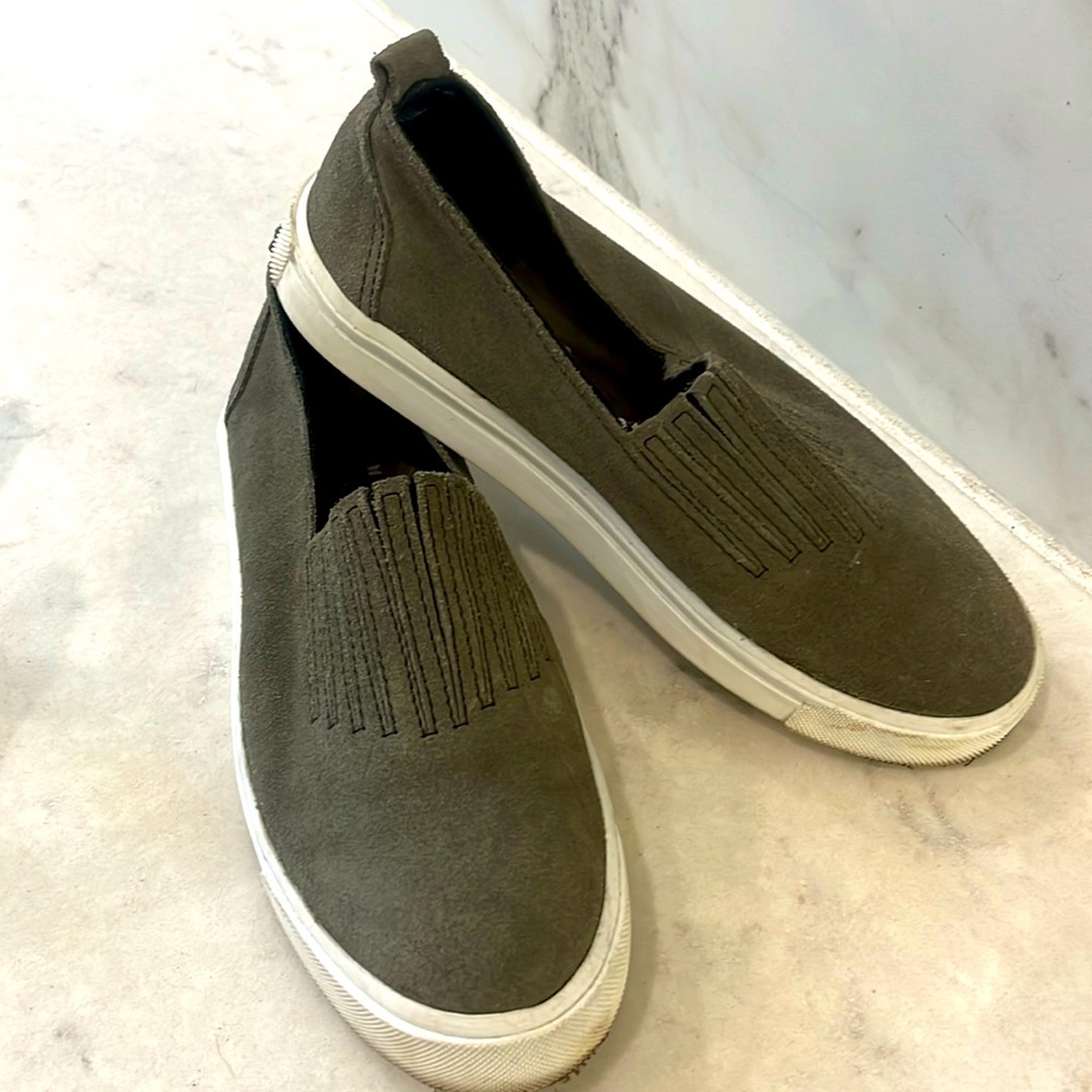 MINNETONKA WOMEN'S GABI SLIP-ON SHOES - ROUND TOE - olive - size 5